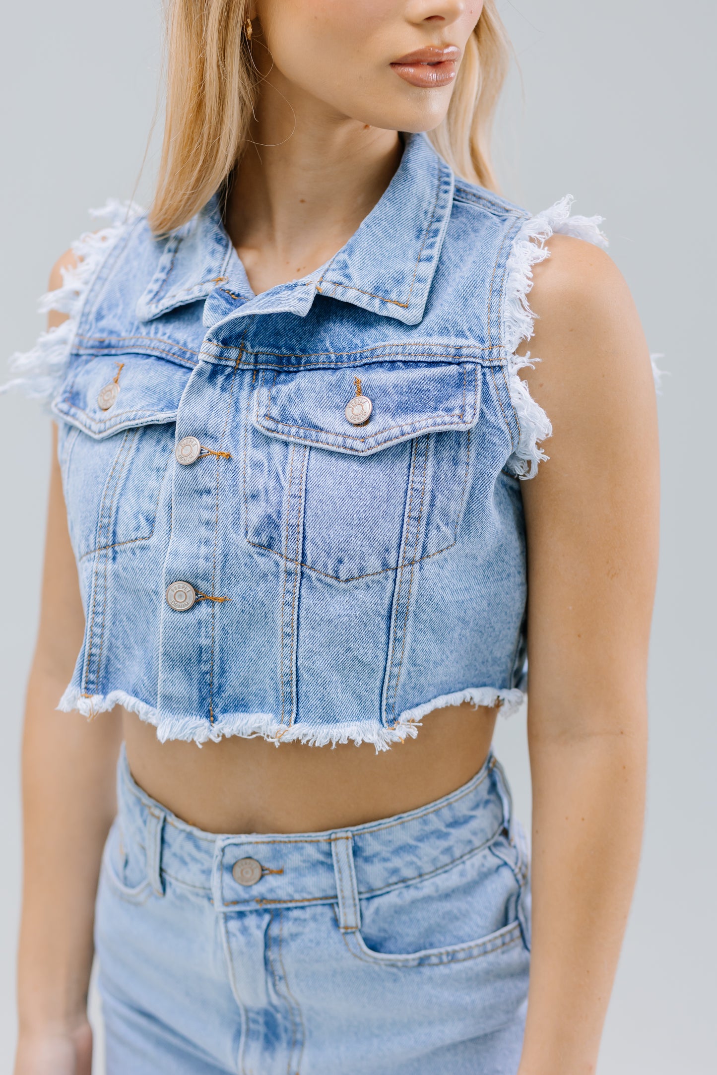 CHALECO CROP DENIM FLECOS